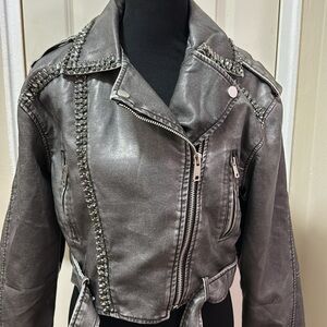 GRAY FAUX LEATHER CROPPED MOTO JACKET. NWT SIZE S/M